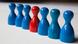 Gruppenstrukturen, symbolisch dargestellt mit bunten Spielfiguren: Reihe mit Andersartigem Gruppenstrukturen, symbolisch dargestellt mit bunten Spielfiguren: Reihe mit Andersartigem