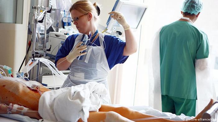 Deutschland Fachkräfte Fachkräftemangel im Krankenhaus Krankenschwester Intensivstation