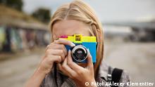 blonde young woman with toy camera, selective focus on lensa Lomografie Schnappschussfotografie, - Alexey Klementiev - Fotolia