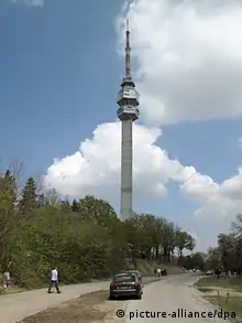 Wolken ziehen hinter dem neuen Fernsehturm auf dem Avala-Berg in Belgrad am 11.04.2010. Die Staats- und Regierungsspitze Serbiens hat am Mittwoch (21.04.2010) den neuen Fernsehturm in Belgrad eingeweiht. Der alte war 1999 von NATO-Bombern in Schutt und Asche gelegt worden. Seit 2005 war das zerstörte Wahrzeichen auf dem Avala-Berg vor den Toren der Hauptstadt mit zehn Millionen Euro wiederaufgebaut worden. Das Geld war mit Spenden und Staatszuschüssen aufgebracht worden. Damit entstand eine exakte Kopie des 204 Meter hohen alten Turms, der erstmals 1965 seine Pforten für Besucher geöffnet hatte (Foto: dpa/Thomas Brey).