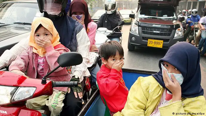 Handout picture released by Greenpeace shows a Thai Muslim family covering their faces to protect from haze caused by forest fires in Chiang Mai, northern Thailand, Wednesday 14 March 2007. The Thai government on Wednesday declared the northernmost province of Chiang Rai a disaster zone as agencies battled brush and forest fires in the province bordering Myanmar and Laos. EPA/GREENPEACE HANDOUT EDITORIAL USE ONLY +++(c) dpa - Report+++