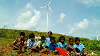 Kinder vor Windrad von Vestas in Indien