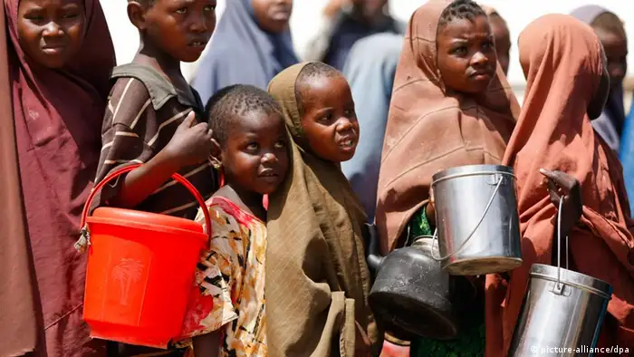 ARCHIV - Kinder stehen am 19.01.2012 in einem Flüchtlingslager in Mogadischu für Essen an. Die somalische Übergangsregierung erhofft sich von der internationalen Somalia-Konferenz am 23.02.2012 eine Art Marshall-Plan für den Wiederaufbau des krisengeschüttelten Landes. EPA/DAI KUROKAWA +++(c) dpa - Bildfunk+++