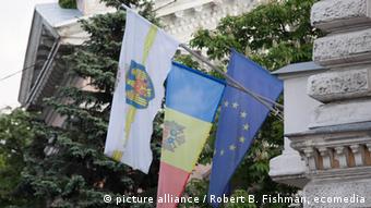 Флаги Молдовы, Кишинева и Евросоюза на доме в Кишиневе