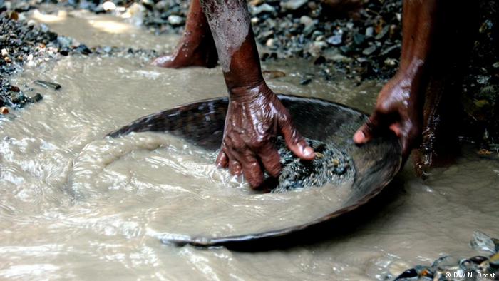 Ein Minenarbeiter spült Gold aus einem Fluss in Kolumbien (Foto: DW/ Nadja Drost)