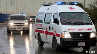 A convoy of Lebanese Red Cross ambulances escorted by Lebanese police vehicles carry the two injured French journalists who were trapped at Baba Amr neighborhood in Homs province after they were wounded in a rocket attack during the Syrian troops' onslaught, to arrive at Beirut international airport, Lebanon, on Friday March 2, 2012. A French reporter wounded in a rocket attack last week in Syria that killed two other journalists is receiving treatment in Beirut hospital and is expected to fly home later Friday, a senior Lebanese security official said. (Foto:Hussein Malla/AP/dapd)