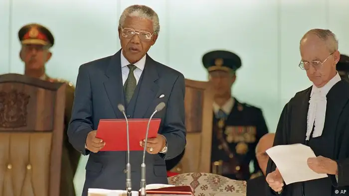 10. Mai 1995, Mandela liest seine Vereidigungsschrift (ddp images/AP Photo/John Parkin)