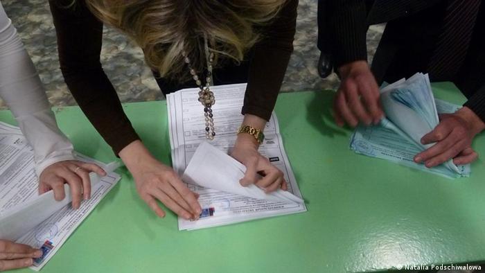 Подсчет голосов на избирательном участке в Санкт-Петербурге