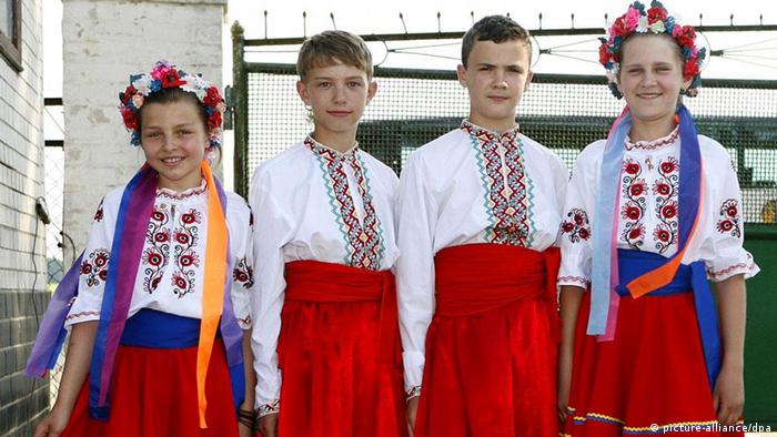 Діти в українських національних костюмах