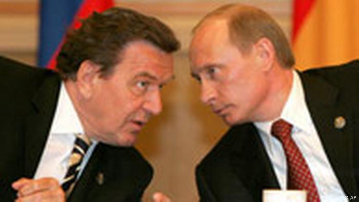 El excanciller alemán Gerhard Schröder y el presidente de Rusia, Vladimir Putin, en Moscú, en 2005, durante la celebración de la derrota del régimen nazi. (9.05.2005).