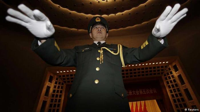 The conductor of a military band performs during the rehearsal before the opening ceremony of National People's Congress (NPC) at the Great Hall of the People in Beijing March 5, 2012. REUTERS/Jason Lee (CHINA - Tags: POLITICS MILITARY) // eingestellt von se