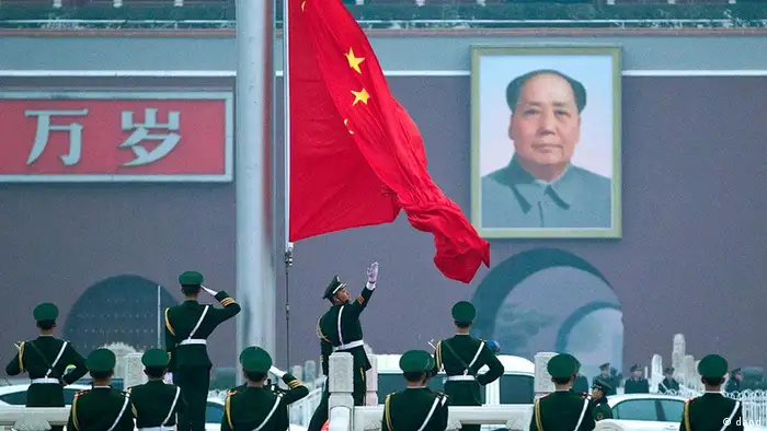China Volkskongress in Peking eröffnet Große Halle des Volkes Flagge Mao