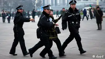China Volkskongress in Peking eröffnet Große Halle des Volkes Demonstrantin