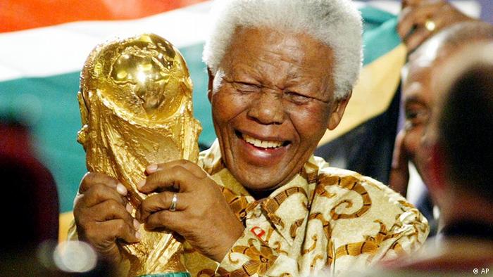 Нельсон Мандела держит в руках кубок чемпионата мира по футболу