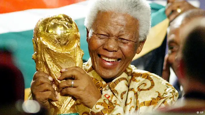 Südafrika erhält Fußball-WM 2010, und Nelson Mandela hebt vor Freude die Goldtrophäe hoch (Foto: (AP Photo/Michael Probst) 