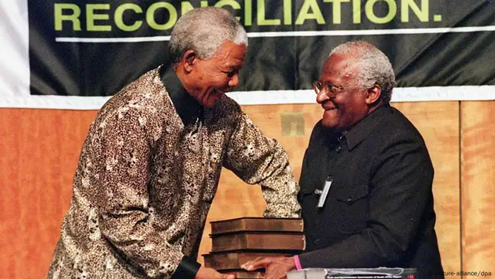Südafrikas Präsident Nelson Mandela erhällt den Bericht der Wahrheitskommission von Desmond Tutu (dpa)