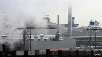 Industriehallen und Schornsteine, davor Bahnwaggons (Foto: dapd)
