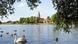 Ein Schwan und mehrere Enten auf der Havel vor der Inselstadt von Werder mit der Heilig Geist Kirche. Ein Schwan und mehrere Enten auf der Havel vor der Inselstadt von Werder mit der Heilig Geist Kirche.
