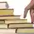 Symbolbild Leiter Buch Bücherleiter Büchertreppe Schritt für Schritt Buch Finger