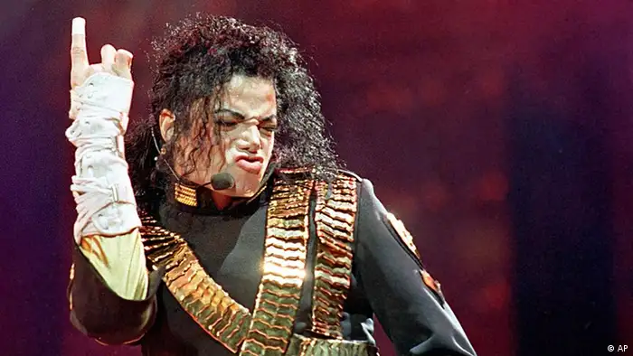 Superstar Michael Jackson tritt am 25. August 1993 in Bangkok bei einem Konzert seiner Dangerous Tournee auf.