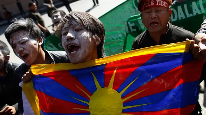 Exile Tibetans shout slogans against the Chinese government during a protest outside United Nations office in Katmandu, Nepal, Friday, Feb. 24, 2012. Police in Nepal's capital detained a small group of Tibetans who tried to storm the United Nations office demanding the world body help the people in Tibet under Chinese rule. (Foto:Niranjan Shrestha/AP/dapd)