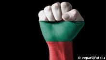 Eine mit den bulgarischen Nationalfarben bemalte Faust. Symbolbild zu Bulgarien, Bürger, Staatsangehörigkeit Bild:© vepar5 - Fotolia.com #37910888