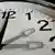 Das Zifferblatt einer Uhr, Zeigerstellung 02.00 Uhr (Foto:dpa)