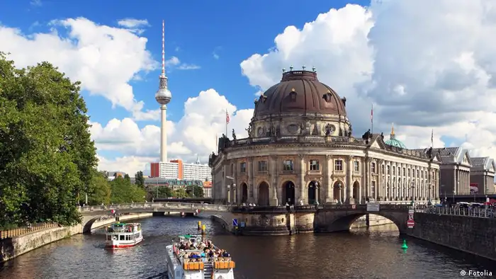 Berlin Tourismus vom Ausflugsboot aus © fhmedien_de #25595870 Beliebteste Sehenswürdigkeiten Deutschlands Berlin Fernsehturm Museumsinsel Alex