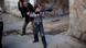 Ein Mann weist einen syrischen Jungen in den Umgang mit einer Granate ein (Foto: AP) Ein Mann weist einen syrischen Jungen in den Umgang mit einer Granate ein (Foto: AP)