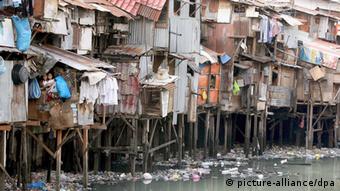 Manila: Hütten aus Wellblech und Müll auf Stelzen über verschmutztem Gewässer Manila, Philippinen ARCHIV - Auf Pfählen gebaute Elendsquartiere erheben sich aus dem verschmutzten Flussufer am Stadtrand von Manial (Archivfoto vom 07.03.2007). Das rasante Wachstum der Städte in Asien mit ihren chaotischen Slums ist ein Gesundheitsrisiko für Millionen Menschen. Die Ärmsten, die dort oft in schlecht gebauten Hütten hausen, seien bei Naturkatastrophen und Seuchenausbrüchen besonders gefährdet, warnte die Weltgesundheitsorganisation (WHO) am Mittwoch (07.04.2010) in Manila. Zum diesjährigen Weltgesundheitstag (7. April) werben die Vereinten Nationen für «gesunde Städte». In den mehr als 30 Ländern in Asien und der Westpazifik-Region leben 800 Millionen Menschen - fast die Hälfte der Gesamtbevölkerung - in Städten. EPA/MIKE F. ALQUINTO +++(c) dpa - Bildfunk+++