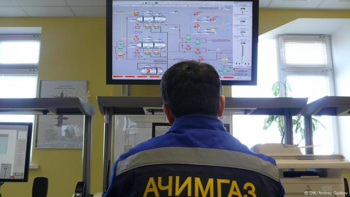 Operator of JV Achimgaz in front of the monitor