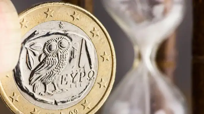 ARCHIV - Illustration - Eine griechische Euro-Münze neben einer Sanduhr, fotografiert in Frankfurt am Main am 20.05.2011. Griechenland kriegt seine Schulden nicht in den Griff, die Wirtschaft steckt tief in der Rezession und die Troika von EU, EZB und IWF stellt Athen in Sachen Sparprogramm ein schlechtes Zeugnis aus. Politiker in Deutschland scheinen mit der Geduld am Ende, inzwischen wird offen von einer Insolvenz Griechenlands gesprochen, um den Euro zu retten. Doch Kritiker warnen: Die Folgen einer Hellas-Pleite für den Euroraum sind nicht überschaubar. Foto: Frank Rumpenhorst dpa (zu dpa-Korr.-Bericht Griechenland droht Pleite: Euro-Rettung oder -Untergang? am 12.09.2011) +++(c) dpa - Bildfunk+++