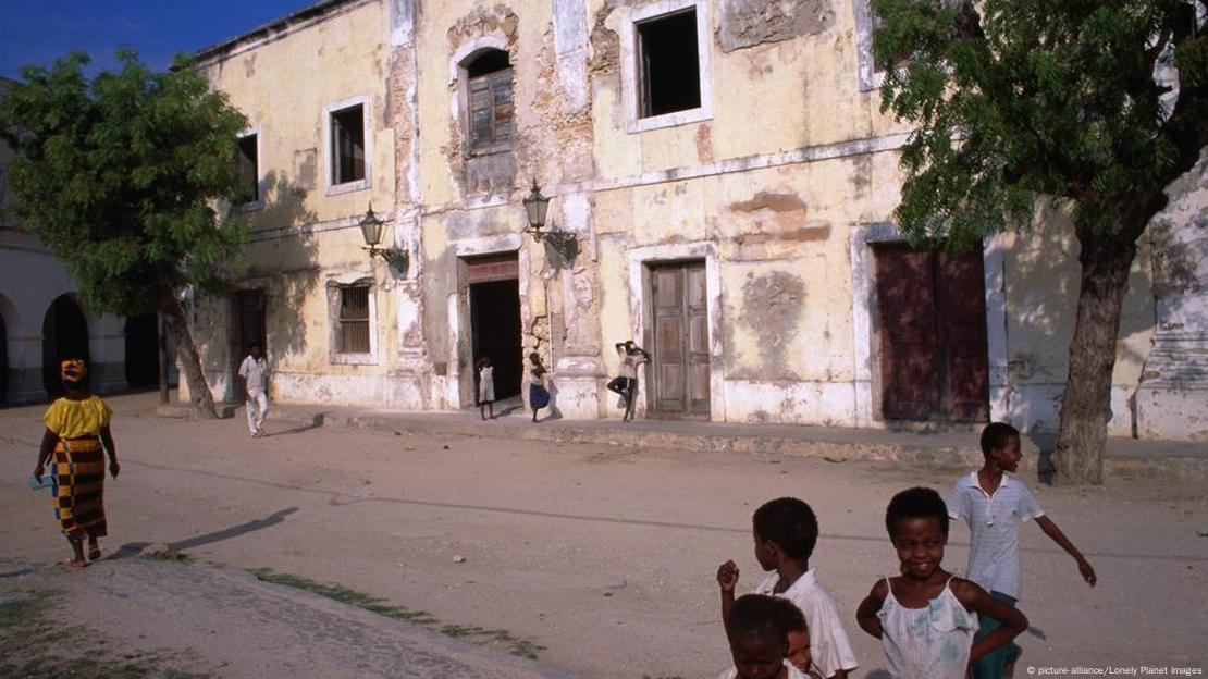 Crianças no centro da Ilha de Moçambique (Foto de arquivo)