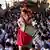 Mitglieder der Organisation Clowns ohne Grenzen unterhalten die Kinder einer Schule in Muthalaikuda auf Sri Lanka (Foto vom 13.01.2010). Sie sind gewissermaßen das rotnasige Pendant zu den Ärzten ohne Grenzen: Mit weißer Schminke statt weißen Kitteln will die Organisation Clowns ohne Grenzen die Not von Kindern in Krisengebieten lindern. Foto: Constantin Offel dpa/lhe (zu lhe-Korr: "Leuchtende Augen und fröhliche Gesichter als Lohn" vom 22.09.2010)