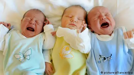 Deutschland Symbolbild Elternzeit Elterngeld drei Babys