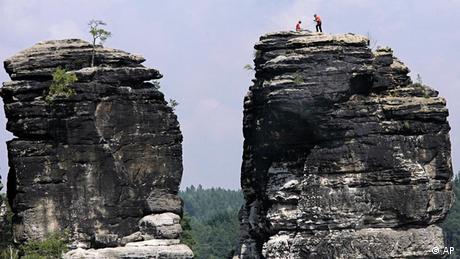 Kletterer sitzen bei Rathen auf dem Gipfel der Lokomotive, einem Berg aus der Felskette des Elbsandsteingebirges. (AP)