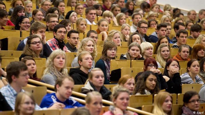Studenten sitzen am Montag im Audimax der Universitaet in Oldenburg auf dem Boden.