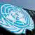 Auf dem Dach des früheren Abgeordneten-Hochhauses Langer Eugen in Bonn prangt am Dienstag (09.05.2006) das blau-weiße Logo der Vereinten Nationen. Der Lange Eugen, früher das Wahrzeichen der Bonner Republik, ist neue Heimstätte von elf UN-Organisationen und zugleich auch Symbol des neuen UN-Campus am Rheinufer. Der Bund hat sich die Totalrenovierung und die Herrichtung für UN-Bedürfnisse viel Geld kosten lassen - rund 55 Millionen Euro. Das ist gut drei Mal mehr als der Bau des Langen Eugen seinerzeit kostete (rund 19 Millionen Euro). Foto: Felix Heyder dpa/lnw (zu lnw-KORR: "UN-Organisationen ziehen in Langen Eugen - Gebetsraum für Moslems" vom 09.05.2006) +++(c) dpa - Report+++ pixel