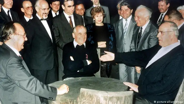 Deutsche Einheit Geschichte Gorbatschow mit Kohl und Genscher