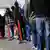 Menschen stehen Schlange im "Integrationscenter für Arbeit Gelsenkirchen" (Foto: picture-alliance/dpa)