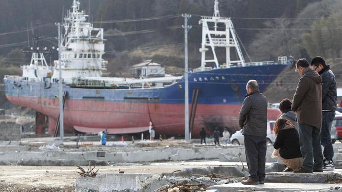 Japan Remembers Earthquake And Fukushima Disaster News Dw 11 03 2012