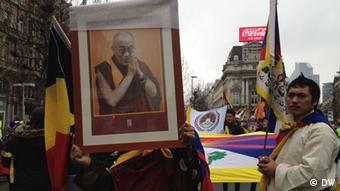 Demo für Tibets Befreiung; Menschen mit tibetischen Fahnen und einem Bild des Dalai Lamas