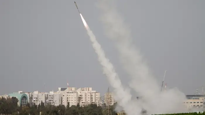 A rocket is launched from the Israeli anti-missile system known as Iron Dome in order to intercept rockets fired by Palestinian militants from the Gaza Strip in the city of Ashdod, southern Israel, Monday, March 12, 2012. The Israeli military said it carried out nine air attacks against rocket-launching sites and a weapons storage facility early Monday. (Foto:Ariel Schalit/AP/dapd)
