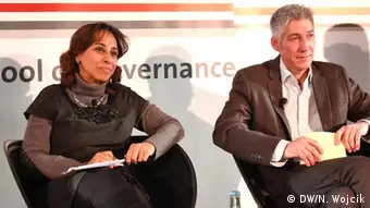 Die ägyptische Journalistin Abeer Saady nimmt an einer Paneldiskussion teil; März 2012, Hertie School of Governance (Berlin) (Foto: DW/N. Wojcik)