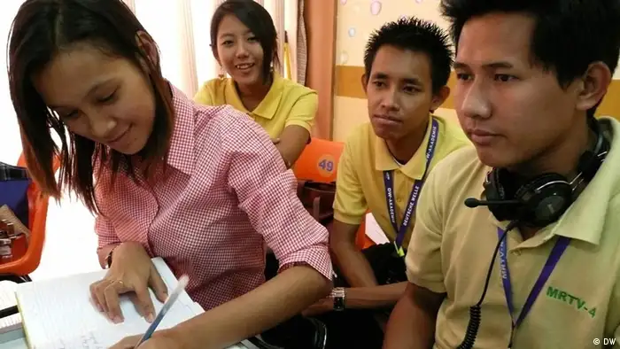 Teilnehmer eines journalistischen Fernsehtrainings der DW Akademie in Myanmar (Foto: DW).