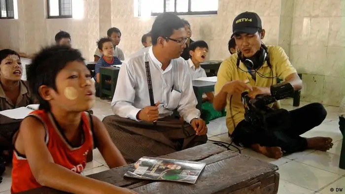 Die DW Akademie ist seit mehreren Jahren mit Medientrainings in Myanmar aktiv. Im Februar 2012 bereiste Entwicklungsminister Dirk Niebel und DW Akademie Direktorin Gerda Meuer Myanmar.
