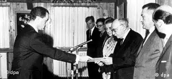 Als erster Botschafter der Bundesrepublik Deutschland überreicht Dr. Rolf Pauls (l) am 19. August 1965 dem israelischen Staatspräsidenten Salman Schasar sein Beglaubigungsschreiben