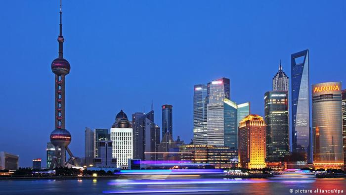 China Shanghai Skyline bei Nacht