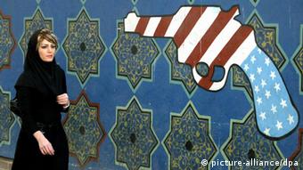 Eine iranische Frau vor einem antiamerikanischen Graffiti an der Mauer der ehemaligen US-Botschaft in Teheran (Foto:dpa)