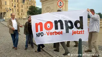 Protest gegen Wiederwahl der NPD in Schwerin ARCHIV 2011
